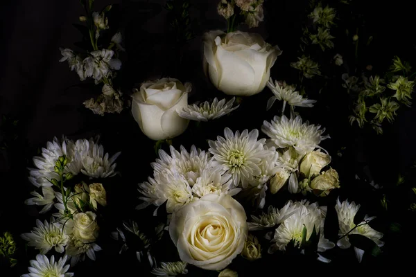 Vintage Aussehender Strauß Weißer Blumen Auf Dunklem Hintergrund — Stockfoto