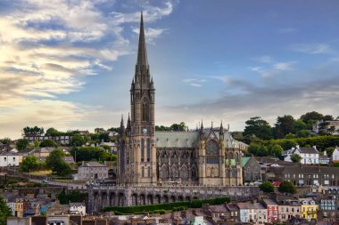 Bir Roma Katolik Katedrali olan Saint Colman Katedrali İrlanda 'nın Cobh Limanı' nda önemli bir konumda yer almaktadır..