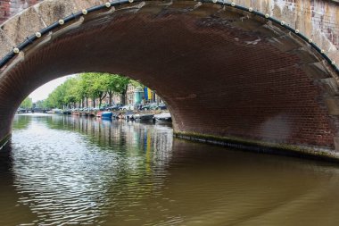 Hollanda 'daki birçok Amsterdam kanalının üzerindeki köprü tüneli.