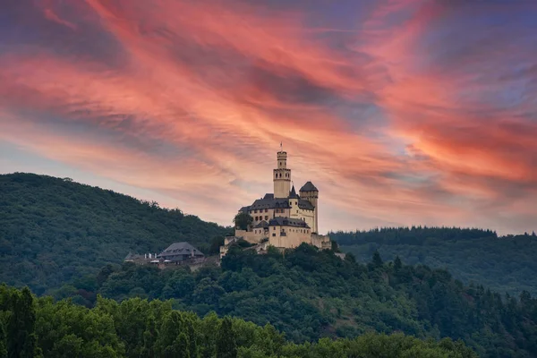 Impresionante Atardecer Cielo Telones Fondo Castillo Histórico Alto Montaña Río —  Fotos de Stock