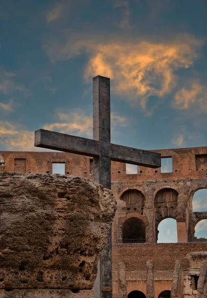 Roma Talya Daki Colosseum Ortasında Bir Haç Şeklinde Çelik Desteği — Stok fotoğraf