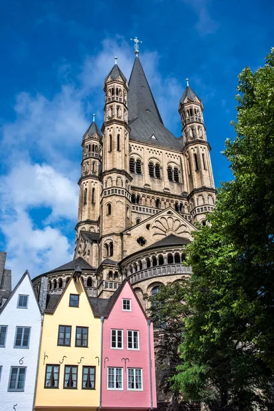 Eglise Catholique Dans Vieille Ville Historique Cologne Avec Des Maisons — Photo