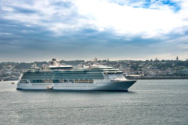 Guernsey, İngiltere - 6 Ağustos 2018: Kraliyet Karayip yolcu gemisi, Denizlerin Parlaklığı, Guernsey 'deki Saint Peter Limanı' nda, Manş Denizi 'nde bir ada..