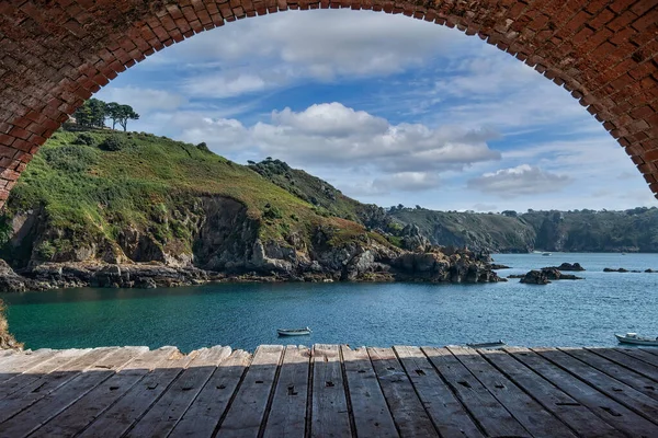 Saints Bay Harbour Postrzępione Cove Plaży Otoczony Przez Skaliste Klify — Zdjęcie stockowe