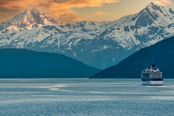 Alaska sıradağları yakınlarındaki Skagway yakınlarındaki iç geçitten yolcu gemisi kalkıyor..