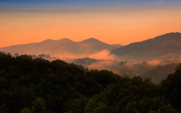 Zachód Słońca Nad Smoky Mountains Północnej Karolinie Mgła Osiedlająca Się — Zdjęcie stockowe