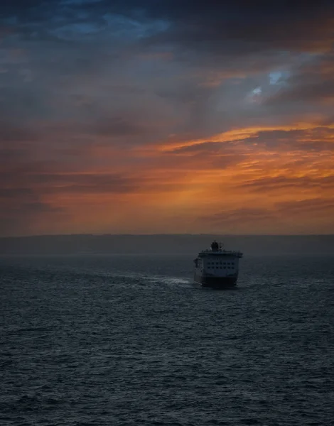 Large Tanker Ship Cruising English Channel Waters Sun Starts Set — Stock Photo, Image