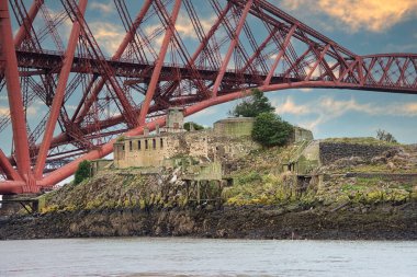 Forth köprü prensibine göre Demiryolu Köprüsü Firth of Forth ve Inchgarvie adı verilen küçük bir ıssız ada üzerinde geçer.