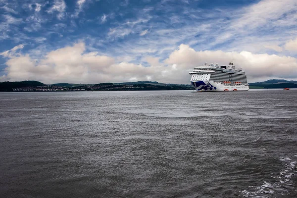 South Queensferry Szkocja Sierpnia 2018 Statek Princess Cruise Liness Królewska — Zdjęcie stockowe