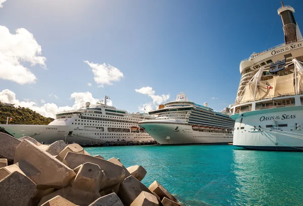 Kreuzfahrtschiffe in St. Maarten — Stockfoto