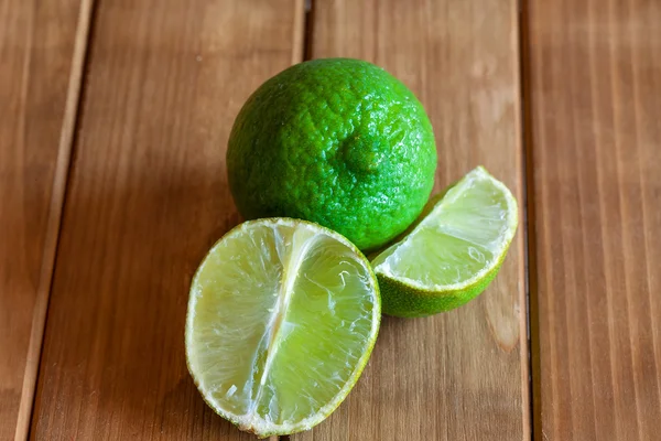 Limes ahşap arka plan üzerinde — Stok fotoğraf