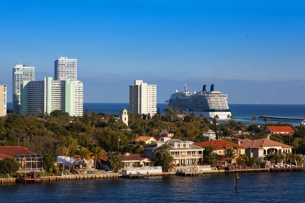 Kreuzfahrtschiff auf hoher See — Stockfoto