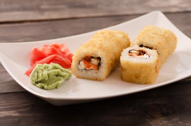 Japon deniz ürünleri suşi, beyaz bir plaka üzerinde rulo