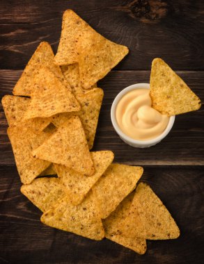 Nacho peynir dip ile