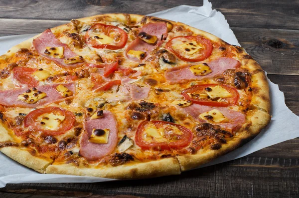Pizza med bacon och tomat — Stockfoto
