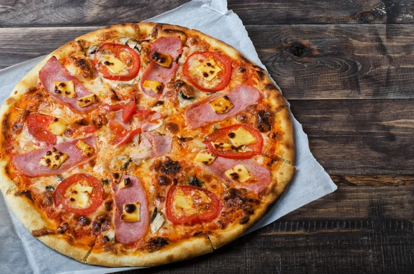 Pizza con pancetta — Foto Stock