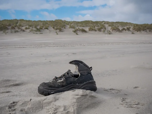 Sapato encalhado na praia — Fotografia de Stock