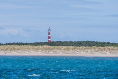 Ameland Adası mavi gökyüzü ile deniz feneri