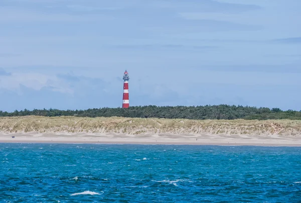 Leuchtturm auf der Insel Ameland mit blauem Himmel — Stockfoto