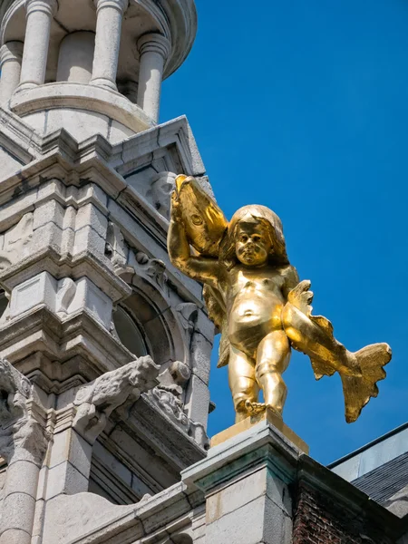 Złota statua na budynku w Antwerpii — Zdjęcie stockowe