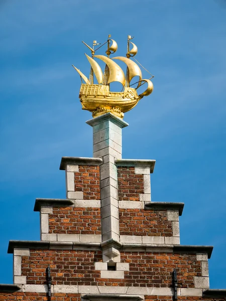 Adorno de oro en edificio emblemático en Amberes — Foto de Stock