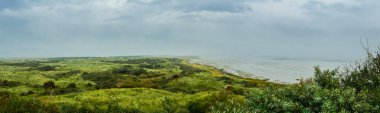 Hollanda, Ameland 'ın kum tepelerini ve sulak arazilerini görün.