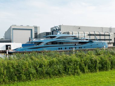 Lüks motorlu yat PHI Hollanda, Vollenhove 'daki Royal Huisman rıhtımında suda yatıyor.