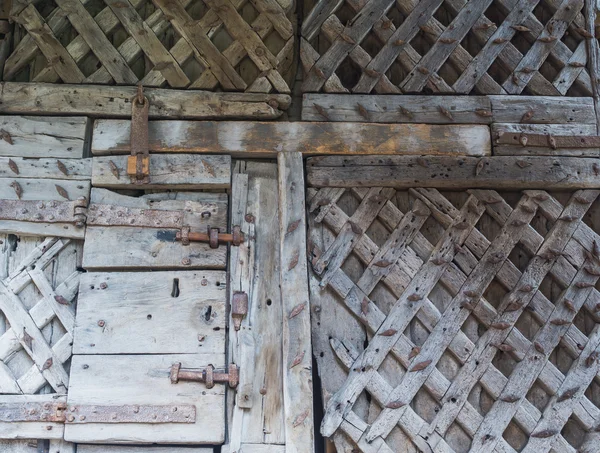 Старейшая в Европе дверь замка Чепстоу — стоковое фото