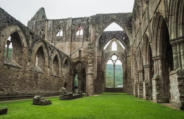 Ruinerna av tintern abbey, en tidigare Cisterciensorden kyrka från 1100- — Stockfoto