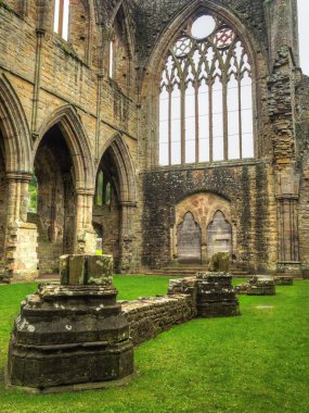 Tintern Abbey, Galler'deki eski bir kilise kalıntıları