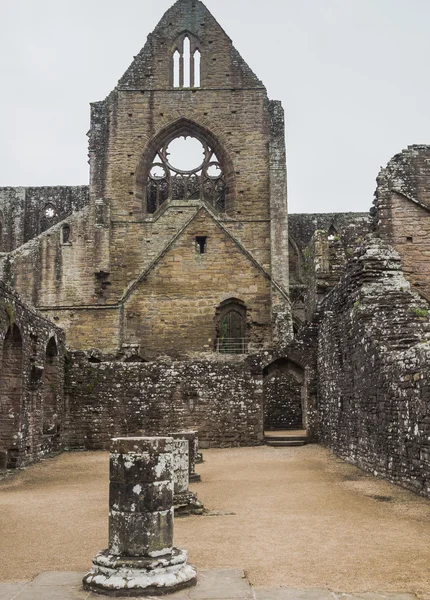 Ruines de l'abbaye de Tintern, une ancienne église au Pays de Galles — Photo