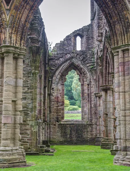 Ruinas de la Abadía de Tintern, una antigua iglesia en Gales — Foto de Stock