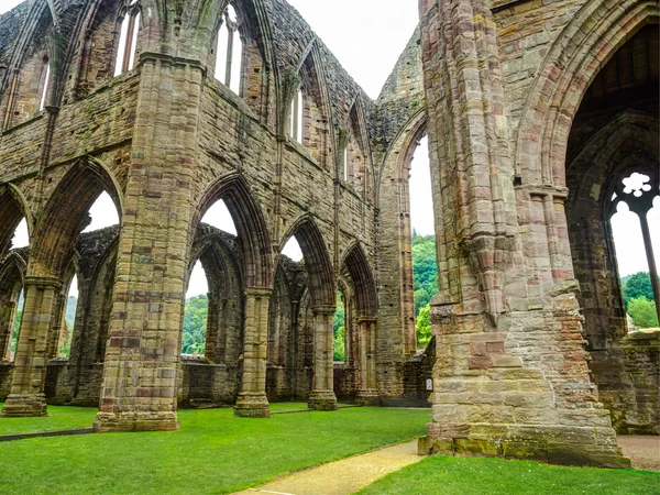 Руины Тинтернского аббатства, бывшей церкви в Уэльсе — стоковое фото