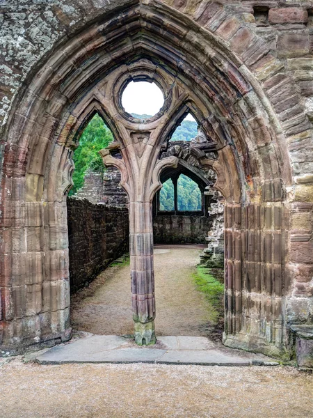 Ruínas da Abadia de Tintern, uma antiga igreja no País de Gales — Fotografia de Stock