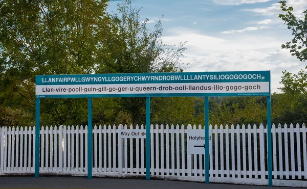 The longest place name of the UK, Llanfairpwllgwyngyll, on a sign — Stock Photo, Image