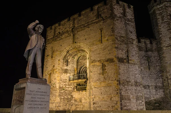 Visa på Lloyd George staty och Caernarfon Castle på natten — Stockfoto