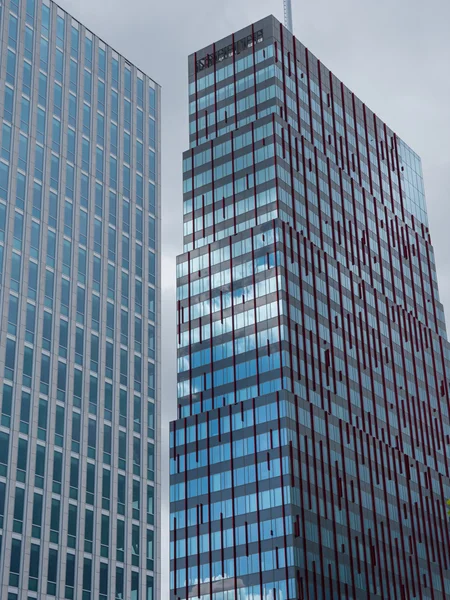 Yüksek katlı bina — Stok fotoğraf