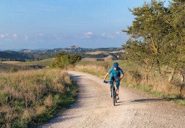 Tuscan manzara ile sürme Mountainbiker