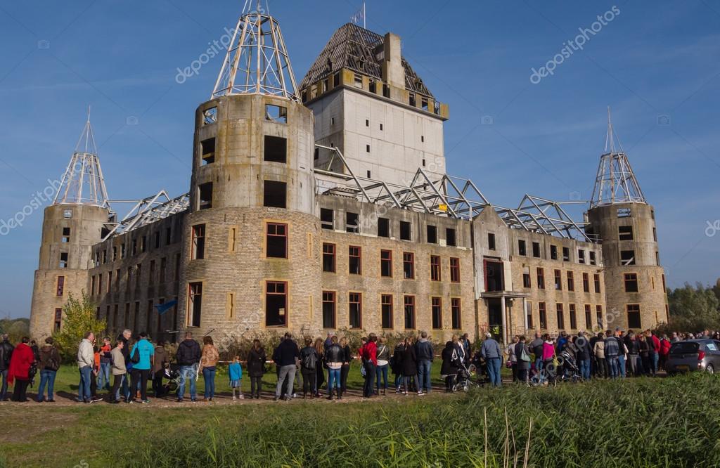 moderne ruïne van kasteel almere – redactionele stockfoto © dolfilms