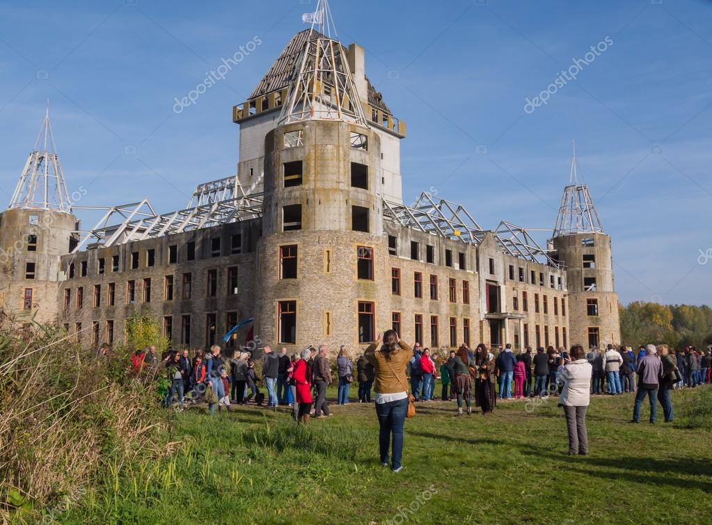 moderne ruïne van kasteel almere – redactionele stockfoto © dolfilms
