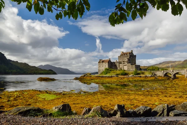 Замок Donan Eilean в місті Dornie, Шотландія Ліцензійні Стокові Фото