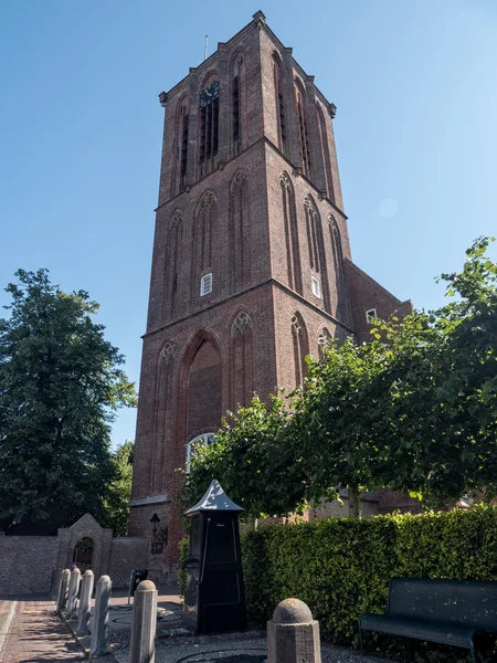 Historisk kirke i byen Elburg – stockfoto