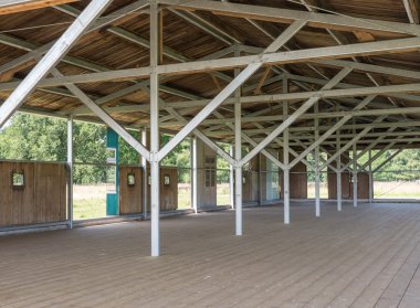 Yeniden oluşturulan kışlada eski Nazi kampı Westerbork transit