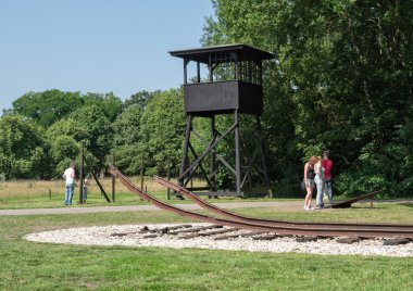 Gözetleme kulesi ve demiryolu parça eski Nazi kampı Westerbork transit