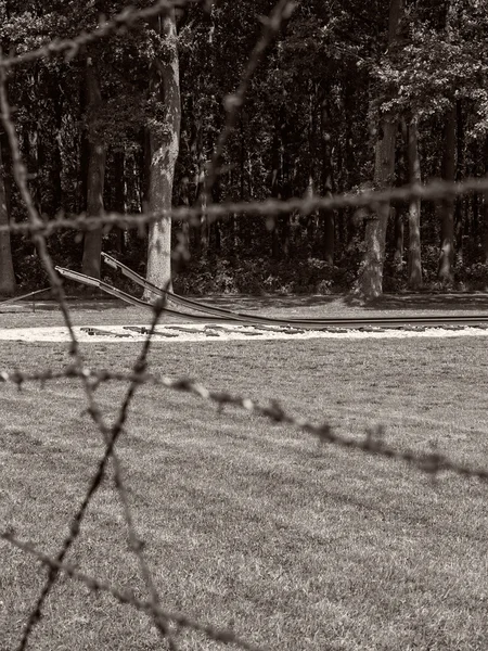 Barb wire hek en spoorweg track op voormalige nazi-doorvoer kamp Westerbork — Stockfoto