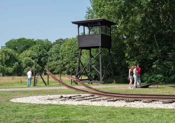 Atalaya y vía férrea en el antiguo campo de tránsito nazi Westerbork Imágenes de stock libres de derechos