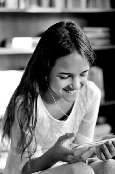 Monochromatyczne portret dziewczynki z Smartphone — Zdjęcie stockowe