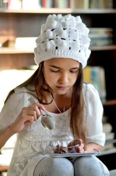 Petite fille manger de la crème glacée — Photo