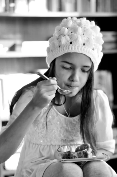 Little Girl Eating Ice Cream — Stock Photo, Image