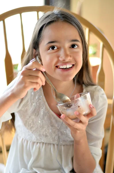 Little Girl Eating Ice Cream — Stock Photo, Image